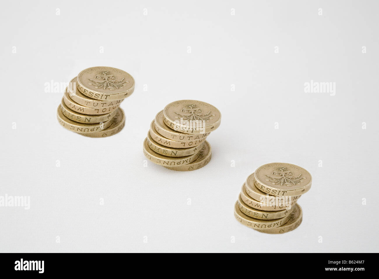 Studio vicino fino a tre pali di £ 1 libbra di monete Foto Stock