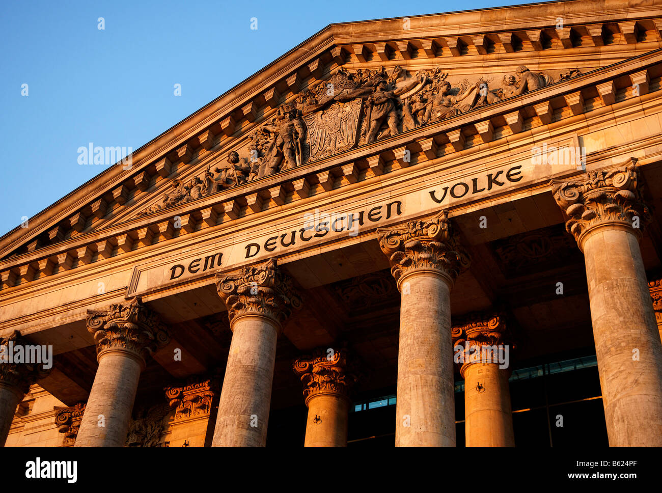 La scrittura, Dem deutschen Volke, il popolo tedesco, dettaglio sul Reichstags o edificio del parlamento nella luce della sera, Berlino, germe Foto Stock