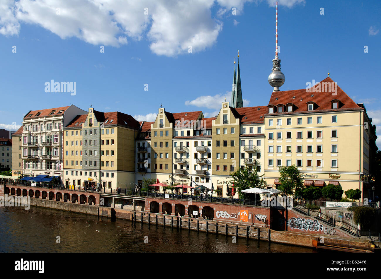 Nikolaiviertel, quartiere Nikolai, dal fiume Spree lato, di fronte la Fernsehturm, la torre della televisione di Berlino, Germania, Eur Foto Stock