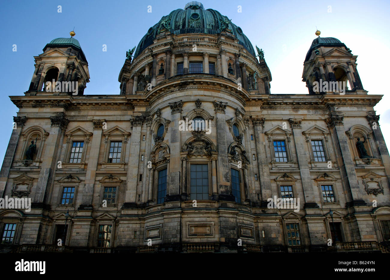 Cattedrale di Berlino visto dal fiume Spree lato con retroilluminazione nella luce della sera, Berlino, Germania, Europa Foto Stock
