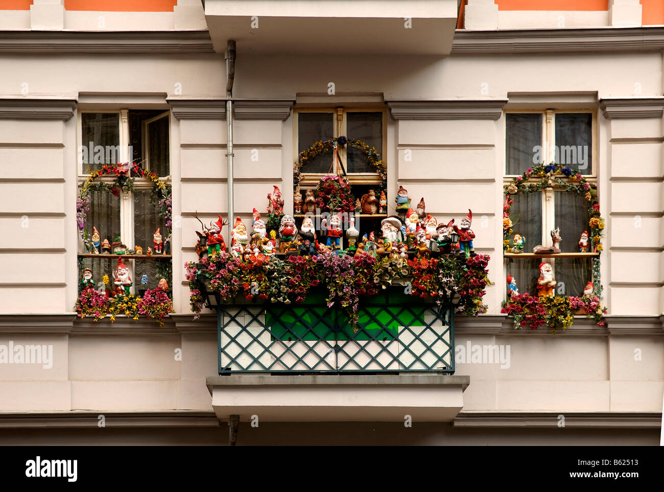 Finestre e balconi di un appartamento edificio pieno di giardino gnomi, Prenzlauer Berg di Berlino, Germania, Europa Foto Stock