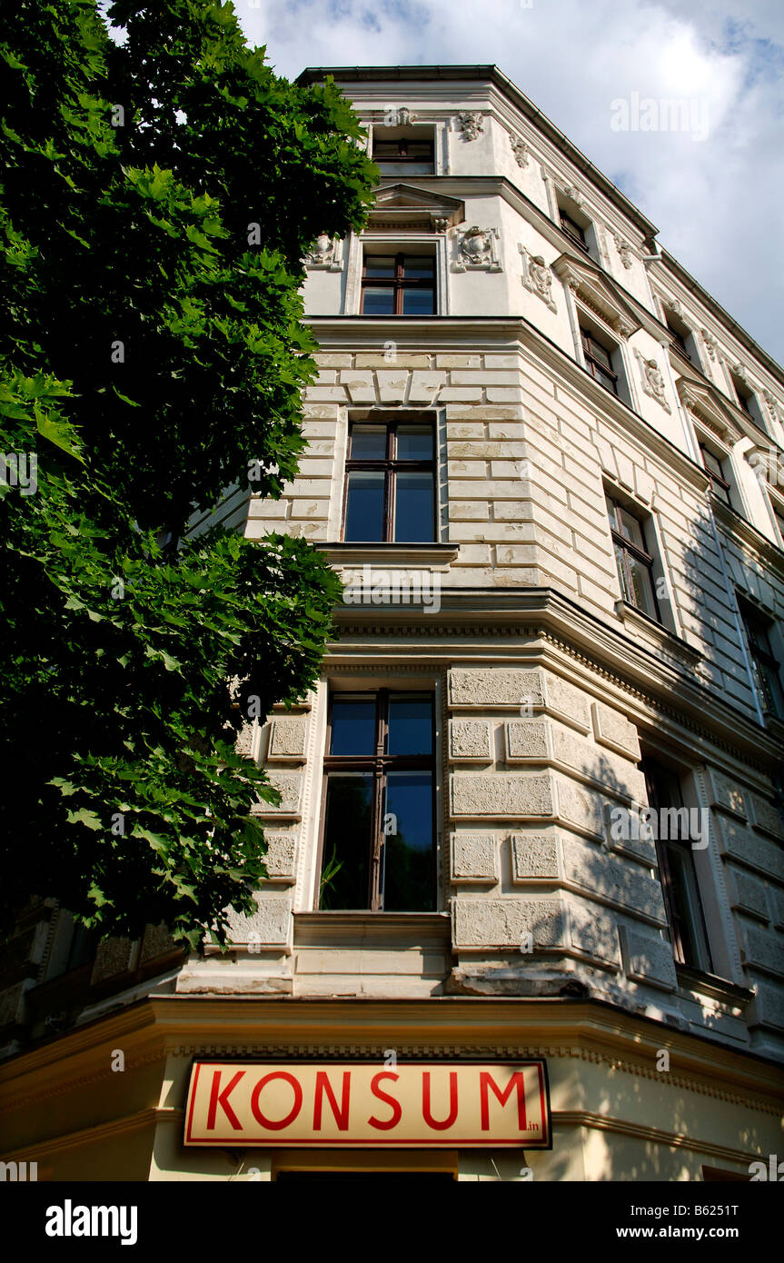 Edificio di appartamenti con negozio Konsum, Prenzlauer Berg di Berlino, Germania, Europa Foto Stock