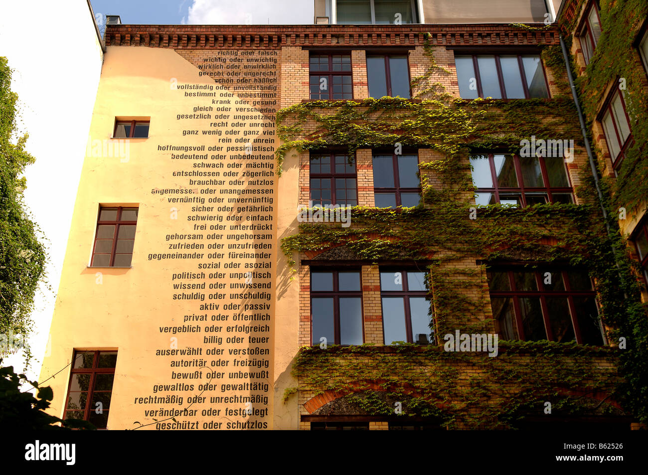 Facciata decorata con testo di contraddizione di termini, cortile interno, centro di Berlino, Berlino, Germania, Europa Foto Stock