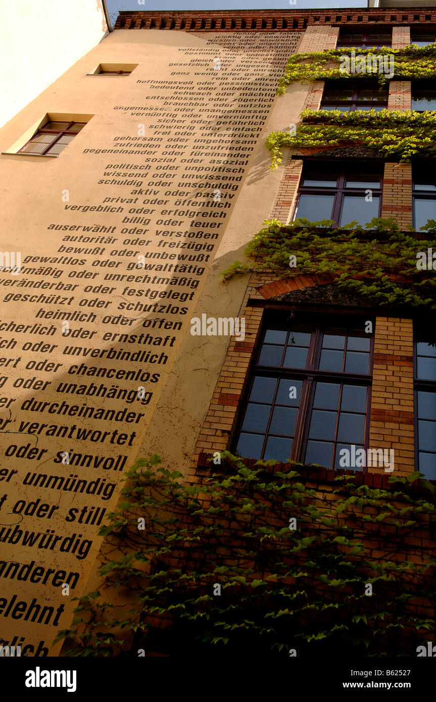 Facciata decorata con testo di contraddizione di termini, cortile interno, centro di Berlino, Berlino, Germania, Europa Foto Stock