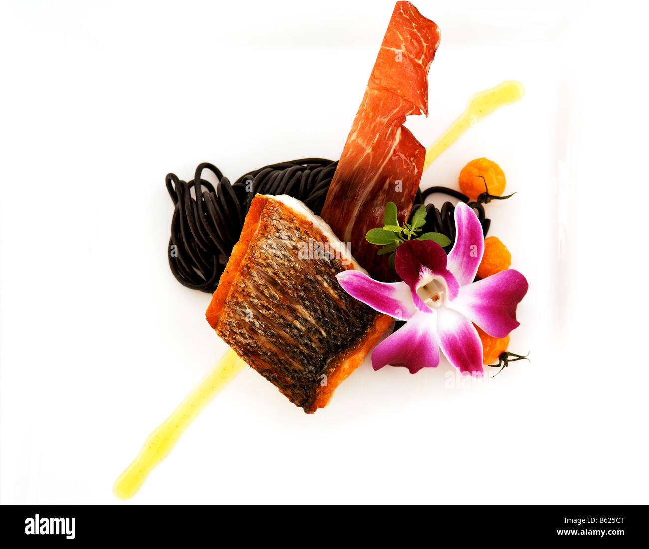 Spigola al nero di seppia tagliatelle, cibo, haute cuisine Foto Stock