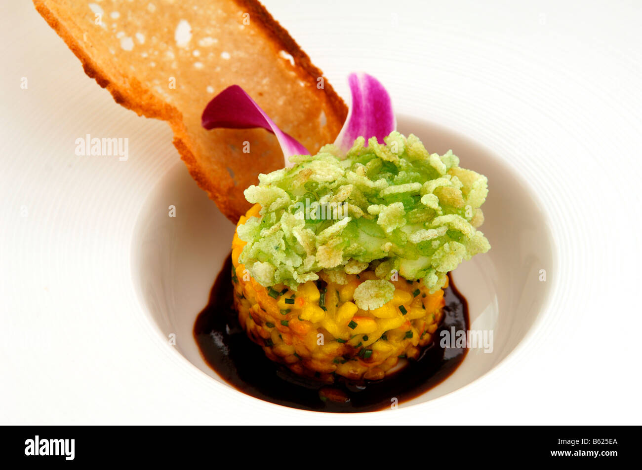 Sea-diavolo in verde sul riso safran risotto, cibo, haute cuisine Foto Stock