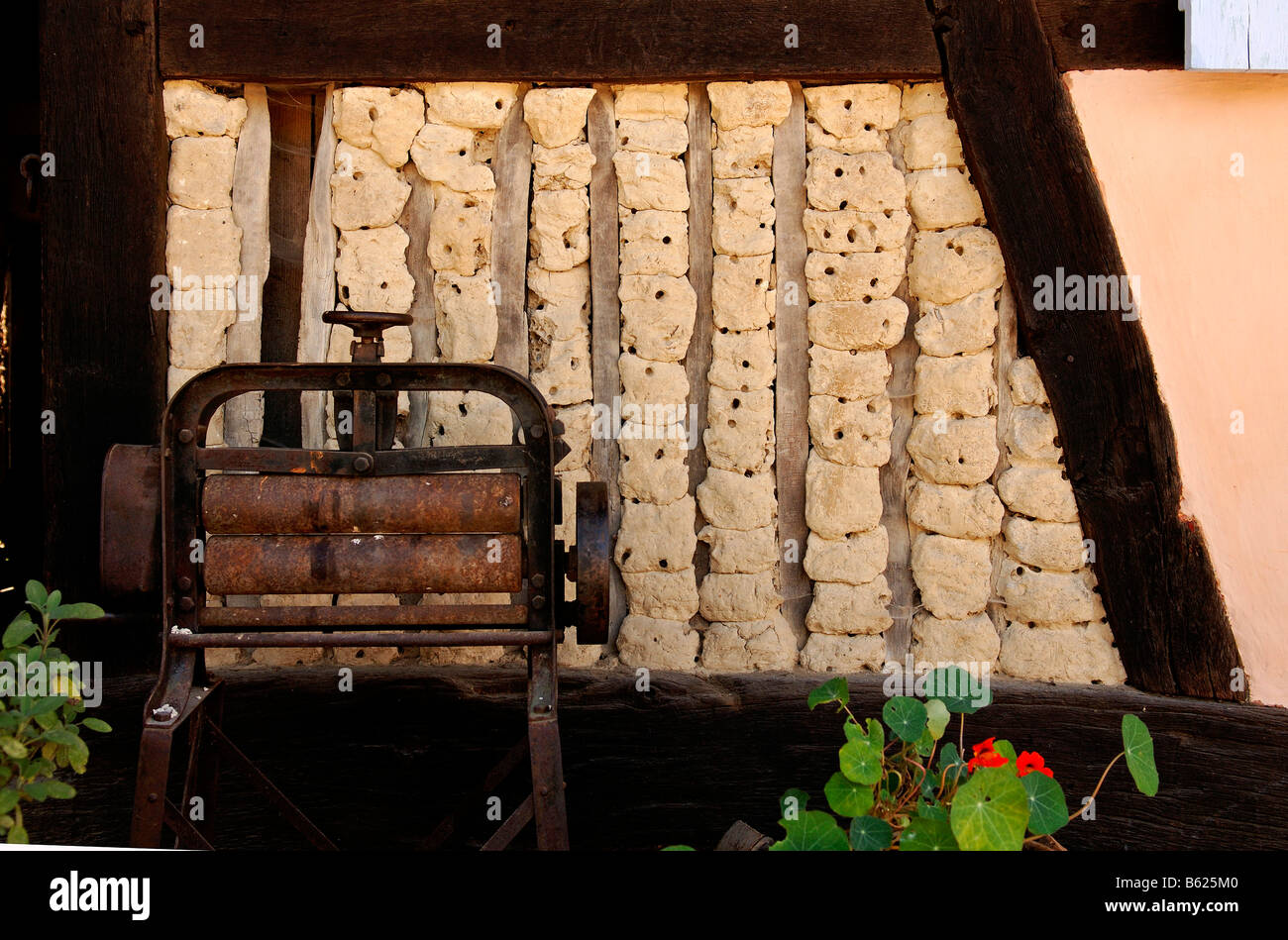 Il vecchio muro di argilla di una casa in legno e muratura del 1680, Eco-Museum, Ungersheim, Alsazia, Francia, Europa Foto Stock