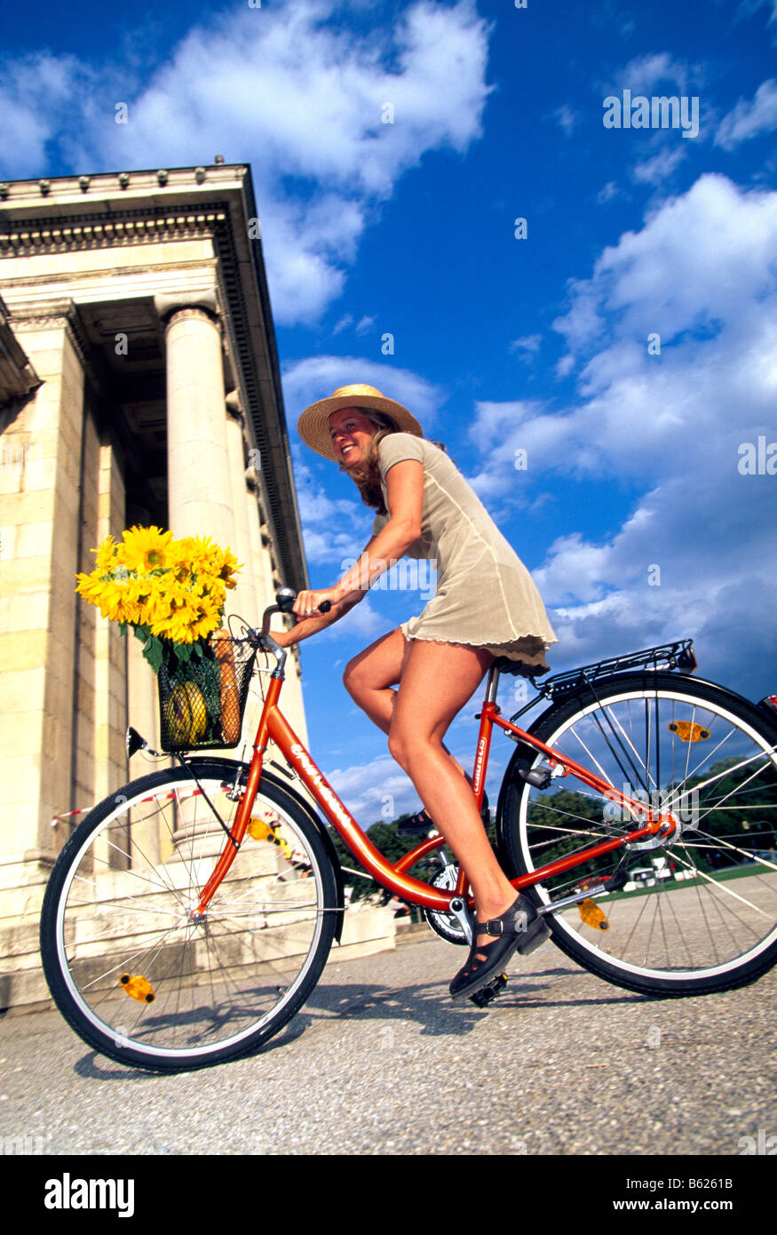 Donna ciclismo, Koenigsplatz Square, Monaco di Baviera, Germania, Europa Foto Stock