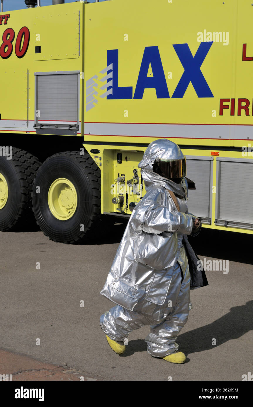 Studente cerca sulla tuta di protezione per vigili del fuoco Foto Stock