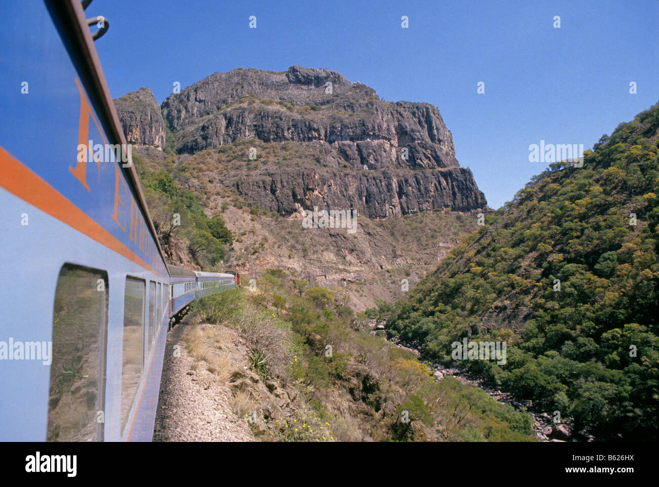 Il Chihuahua al Pacifico treno trasporta i visitatori nella Sierra Madre e al Canyon di rame Barrancas del Cobre, Messico. Foto Stock