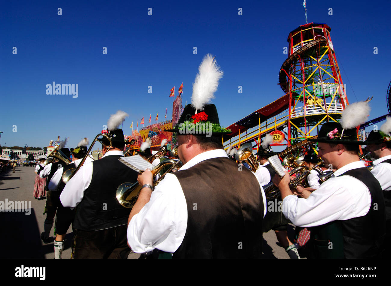 Trachtenumzug o il tradizionale sfilata in costume, presso il Festival della birra Oktoberfest o Wies'n a Monaco di Baviera, Germania, Europa Foto Stock