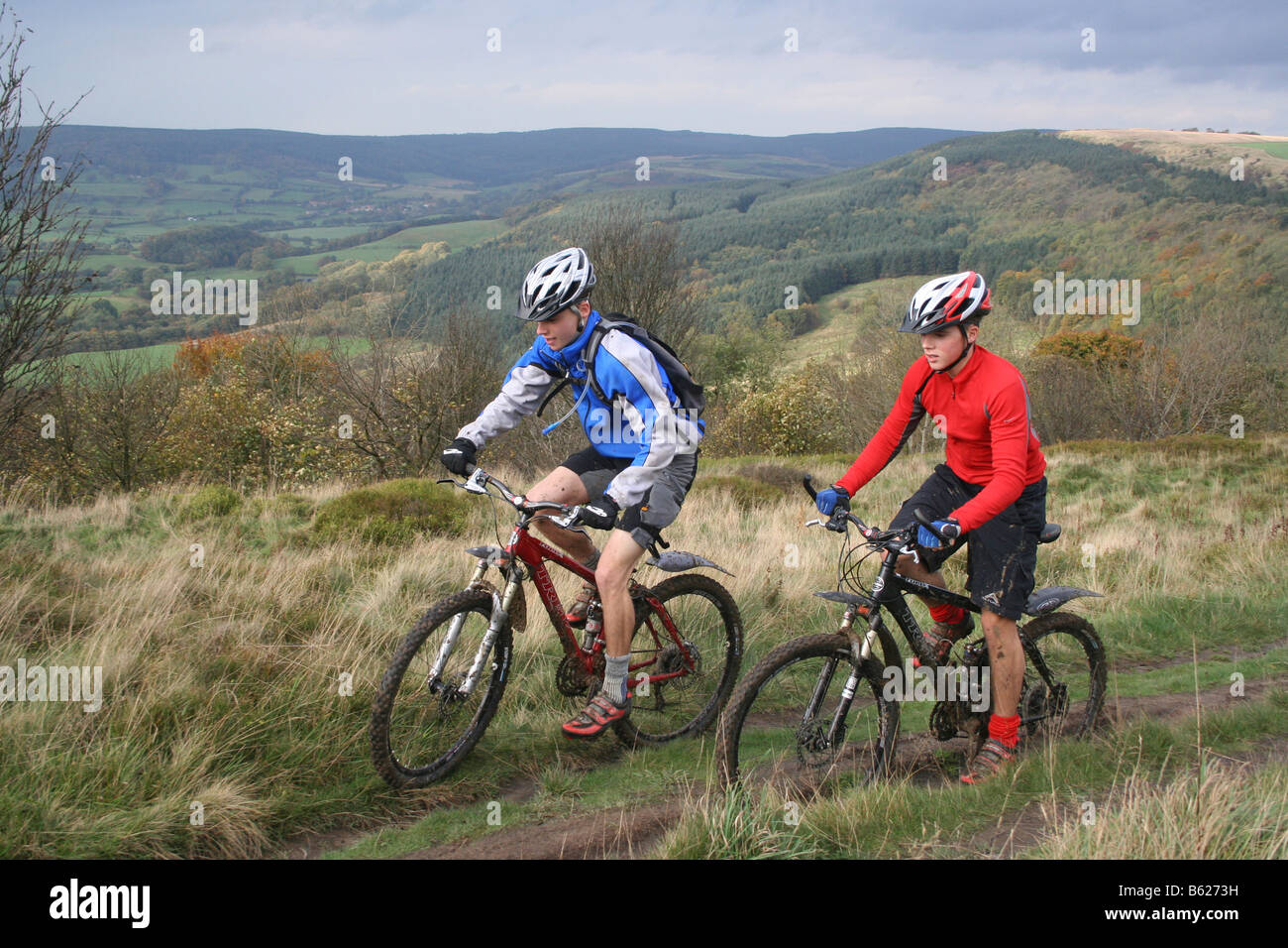 Due giovani mountain-bikers on Grassy via oltre il Hambleton colline sopra Sutton Bank, North York Moors Foto Stock