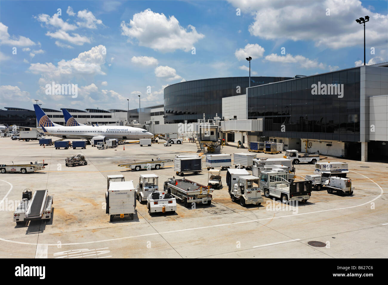 Area della catenaria e edificio aeroportuale, Continental Airlines aerei e di sdoganamento veicoli, George Bush Ai internazionali Foto Stock