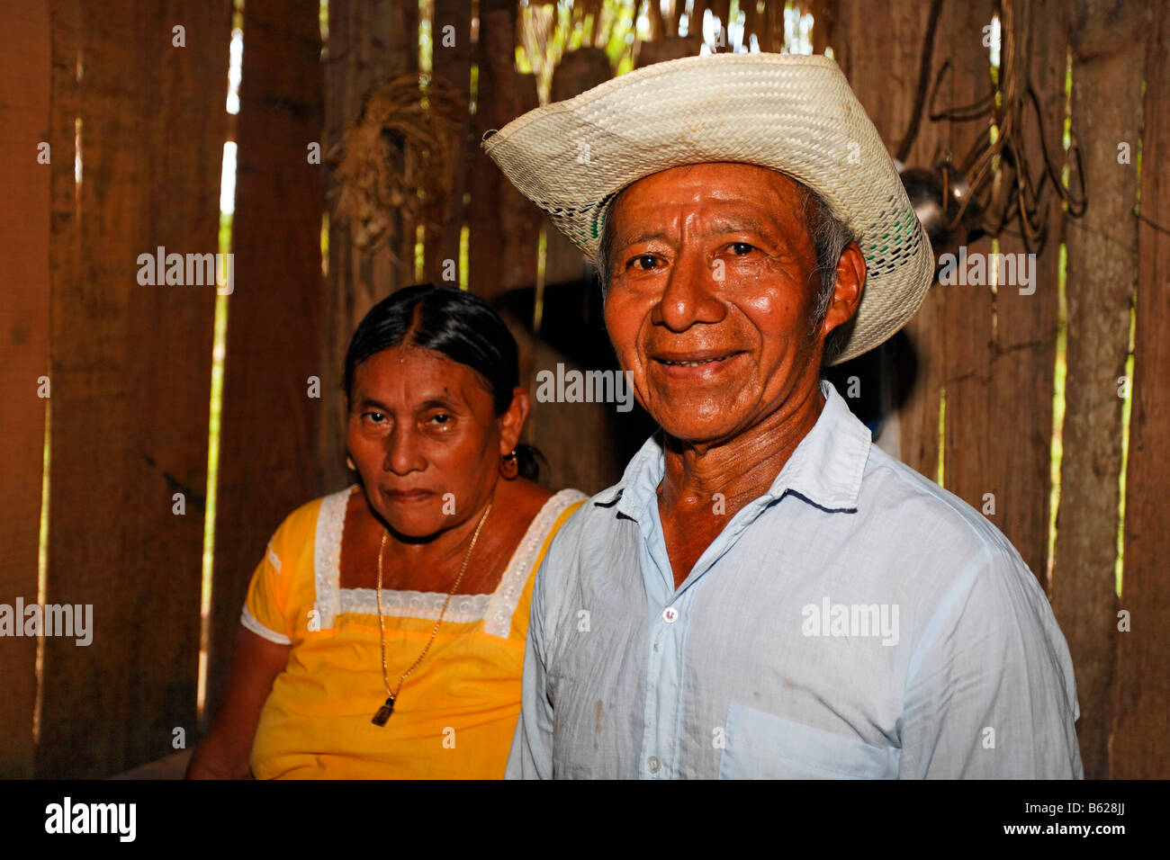 Coppia sposata, triste-cerca donna Maya, orgoglioso uomo sorridente, cappello di paglia, residenti, Punta Gorda, Belize, America Centrale Foto Stock