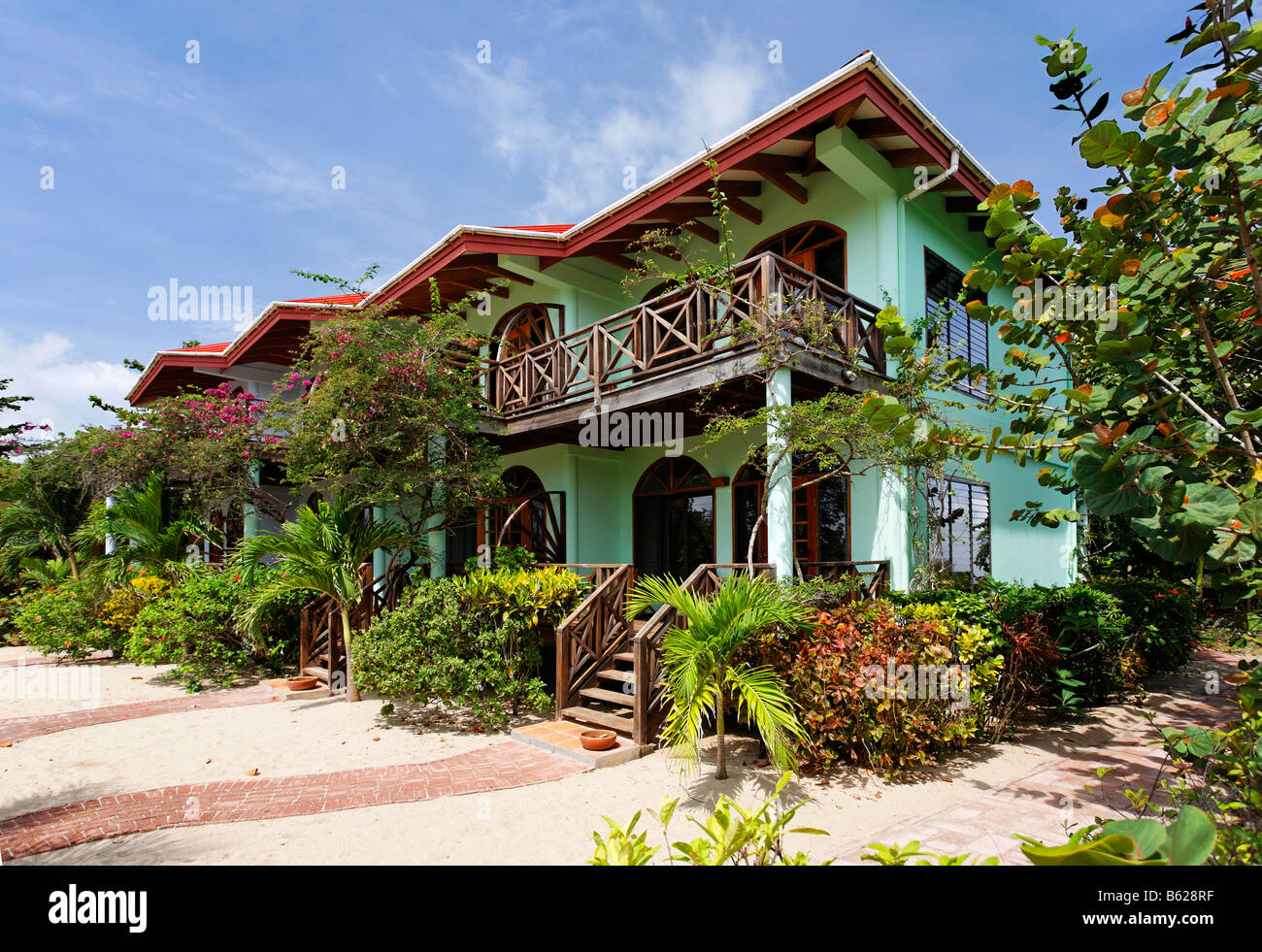 Fila di bungalow, l'Hamanasi Hotel, Hopkins, Dangria, Belize, America Centrale e Caraibi Foto Stock