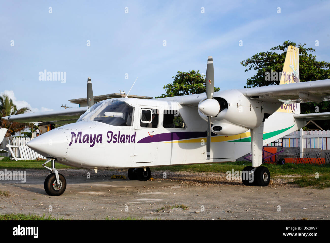 Twin motore aereo, un Britten Norman BN2 Islander, Maya isola aria, all'aeroporto locale di San Pedro, Ambergris Cay Isola, Bel Foto Stock