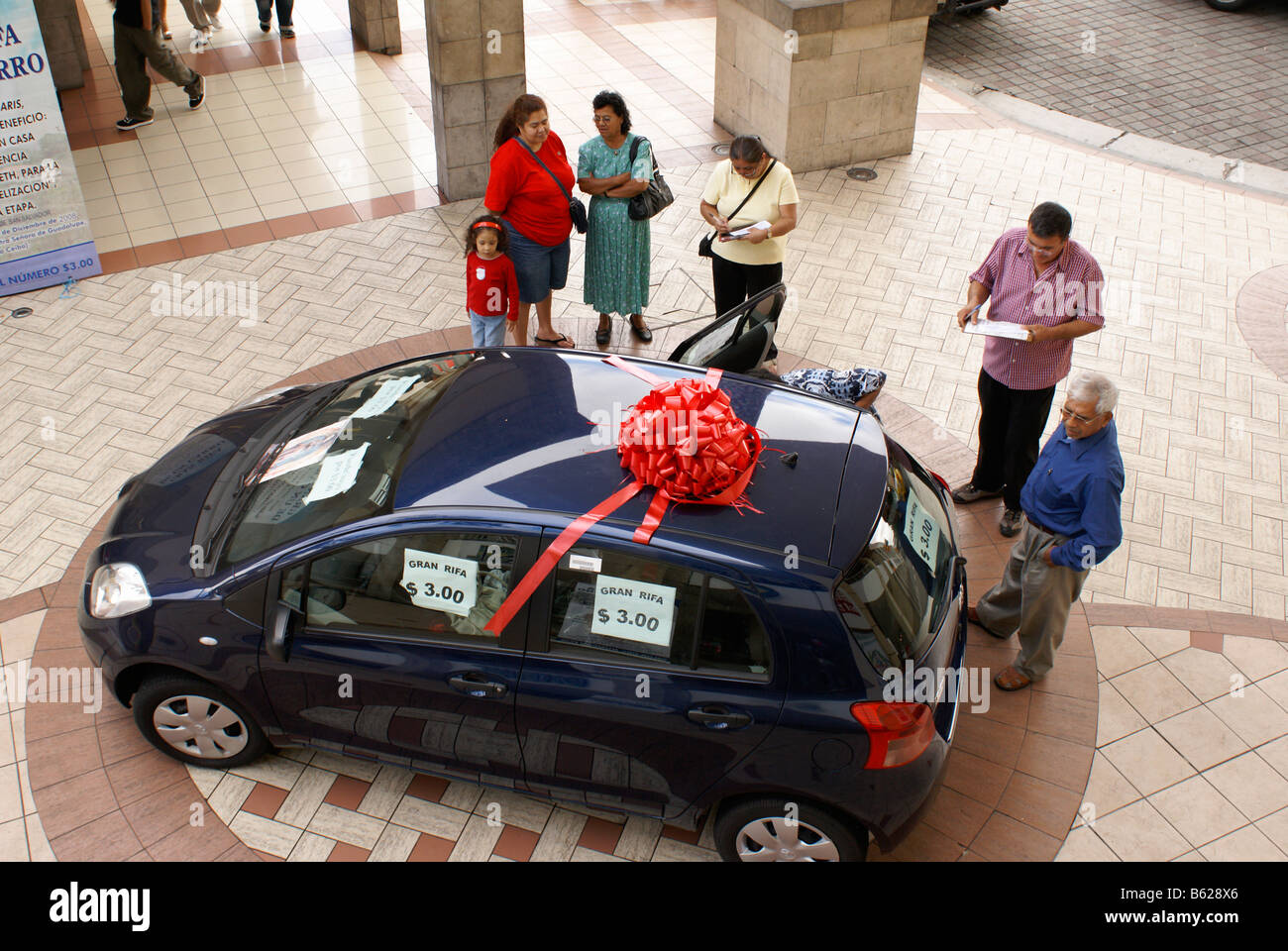 Auto viene sorteggiato durante il Metrocentro, il più grande centro commerciale per lo shopping in America centrale, San Salvador El Salvador Foto Stock