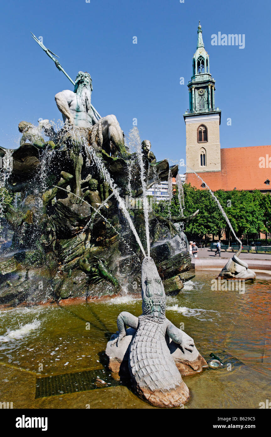 Fontana Neptunbrunnen, Marienkirche chiesa nel retro, Alexanderplatz Berlin-Mitte, Germania, Europa Foto Stock