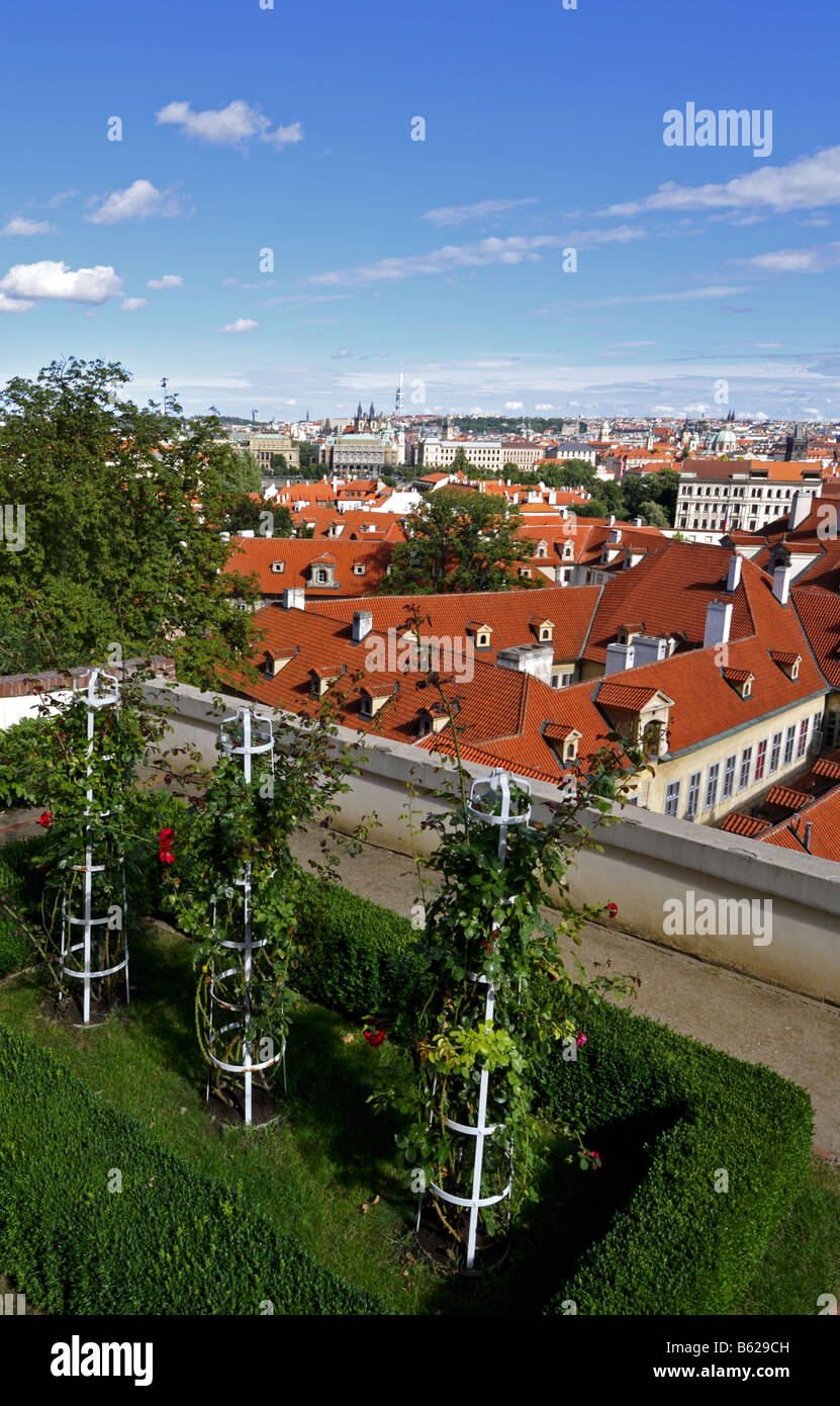 Vista di Praga skyline dalla terrazza del giardino Ledebour Foto Stock