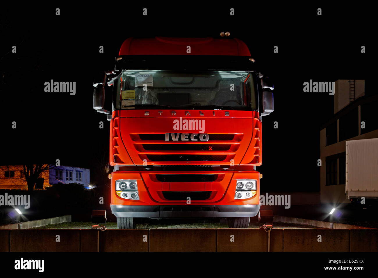 Carrello, semi-rimorchio, nuovo veicolo Iveco, notte fotografia, DRI Foto Stock