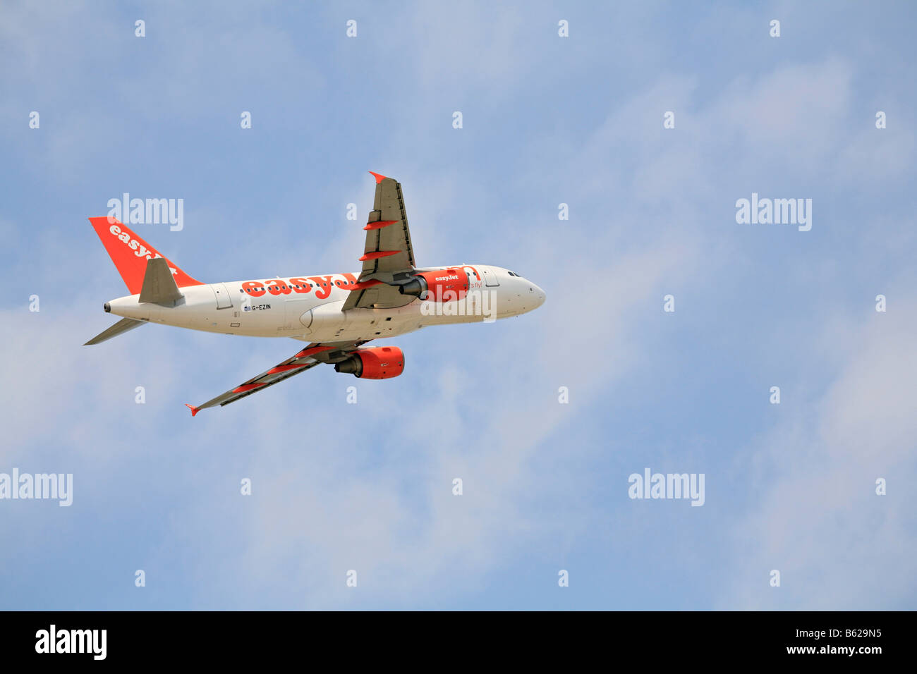 Piano di passeggero un 319, Easyjet, bilancio compagnia aerea, in salita il volo Foto Stock