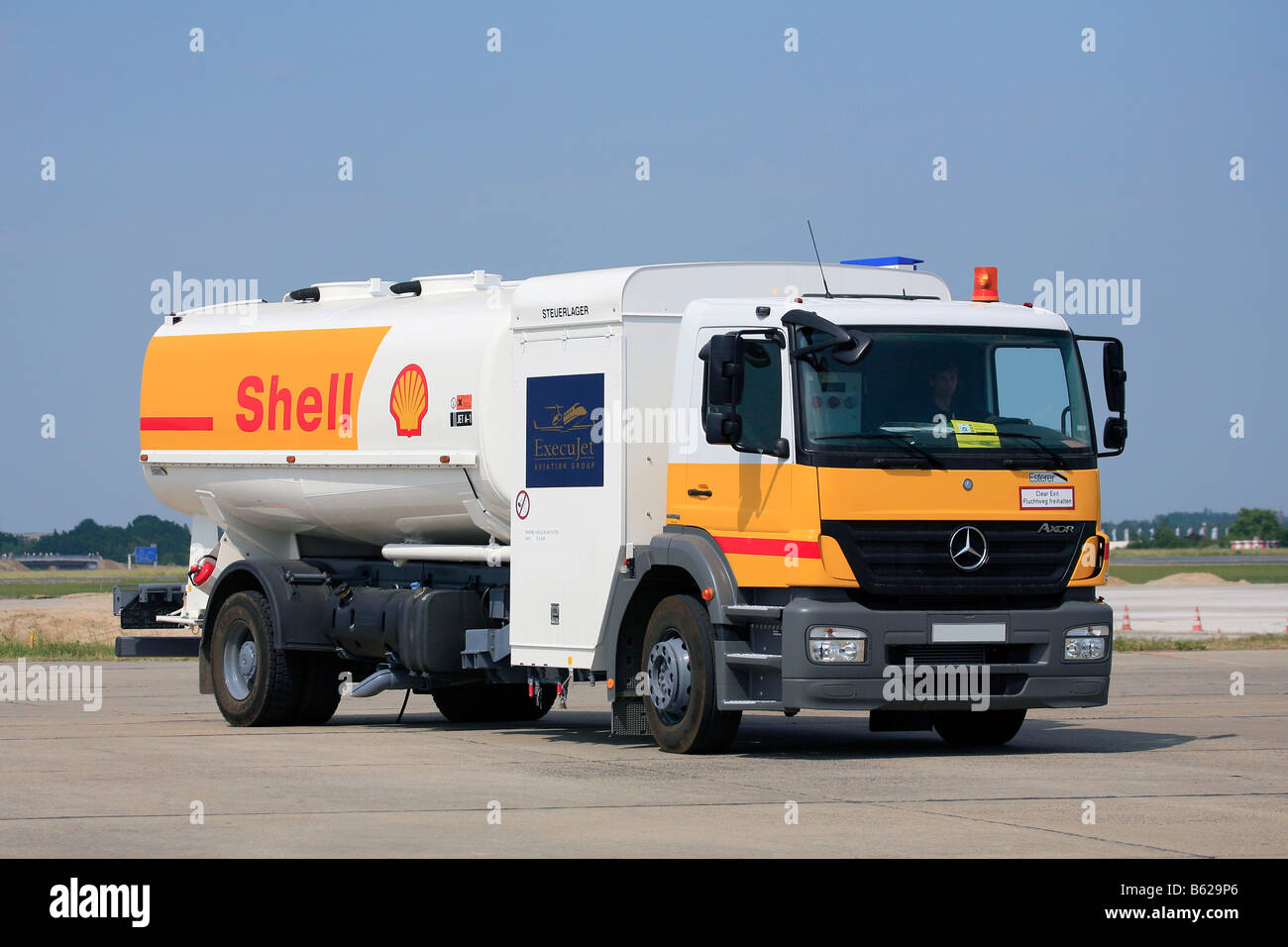 Mercedes tanker, Shell, manutenzione veicolo per piani di rifornimento Foto Stock