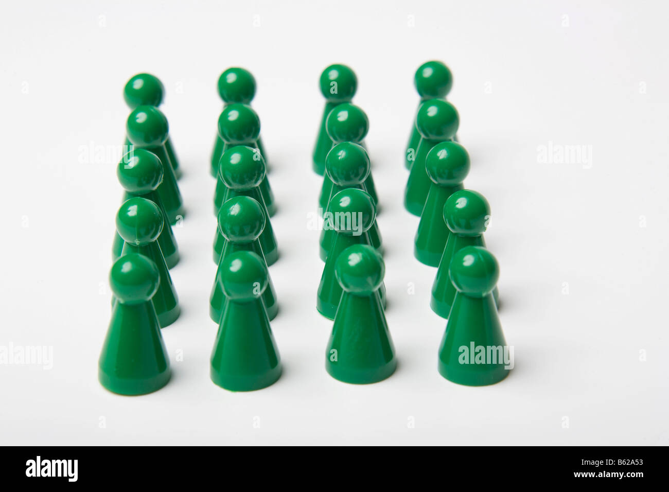 Verde di pezzi di gioco in piedi insieme ordinato, simbolico di in rango e file Foto Stock