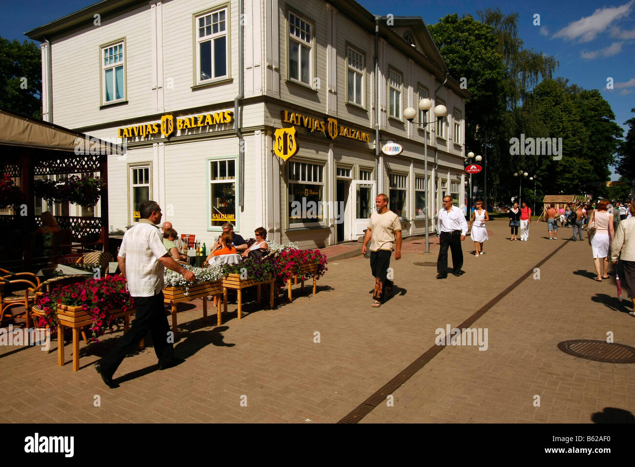 Street cafe nella zona pedonale Jomas iela a Jurmala, Lettonia, Paesi Baltici Foto Stock