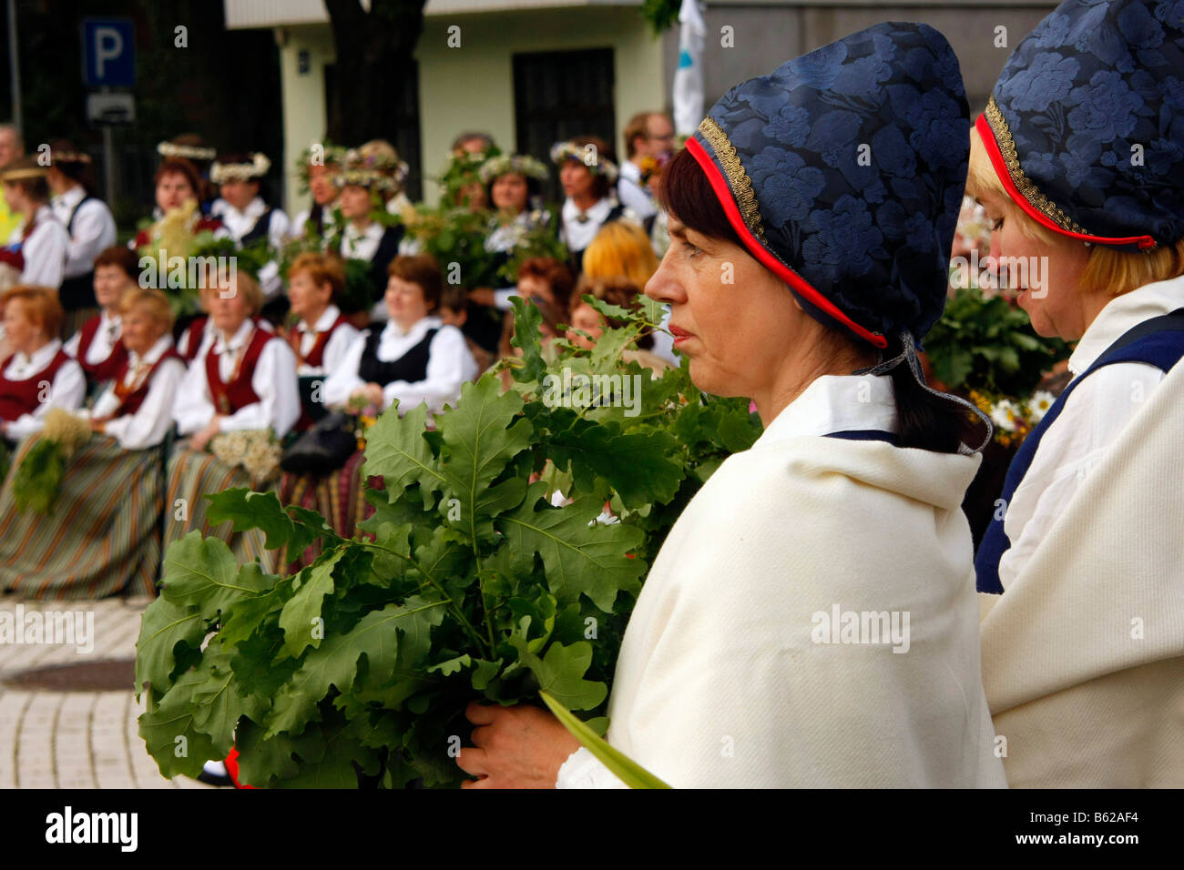 Gruppo folcloristico in costume tradizionale durante la metà del summer festival di Jurmala, Lettonia, Paesi Baltici Foto Stock