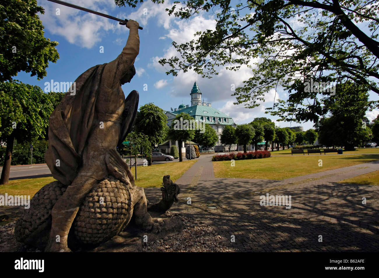 Dragon slayer scultura e Hotel Majori a Jurmala, Lettonia, la regione del Mar Baltico, Europa Foto Stock