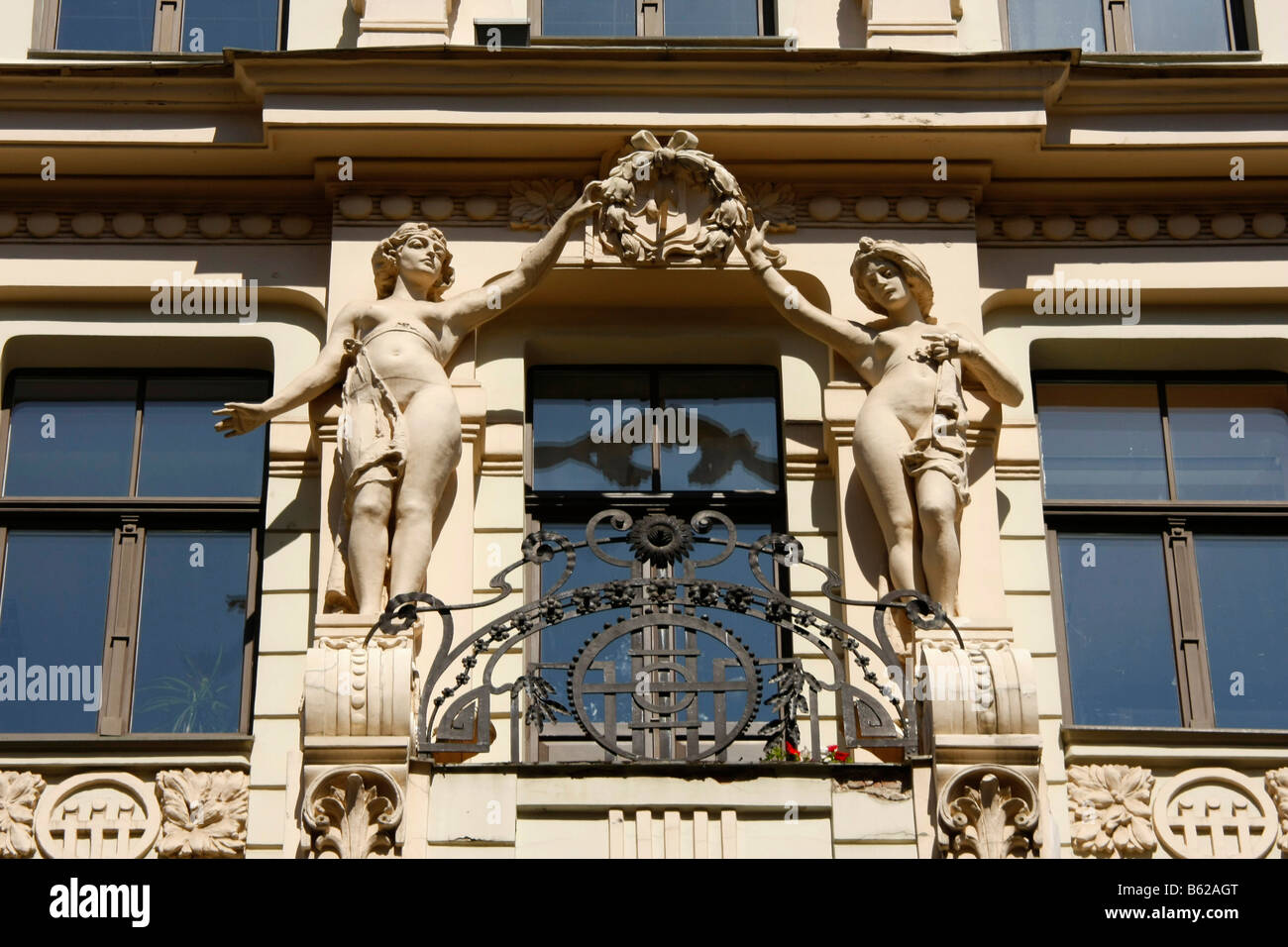 Facciata in art nouveau, nel centro storico di Riga, Lettonia, la regione del Mar Baltico, Europa Foto Stock