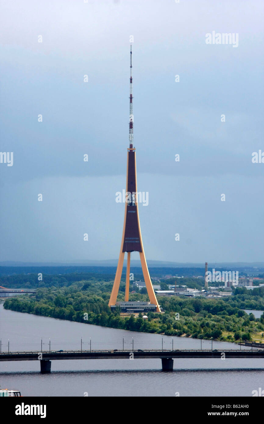 La torre della televisione a Riga e il fiume Daugava, Lettonia, la regione del Mar Baltico, Europa Foto Stock