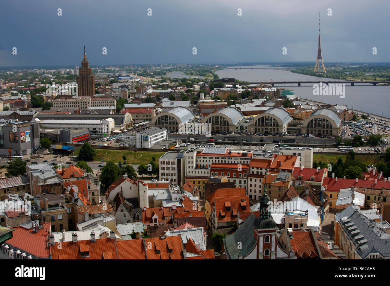 Fotografia aerea del centro storico della città di Riga con sale di mercato, Lettone Accademia delle Scienze, noto come Stalins compleanno Foto Stock