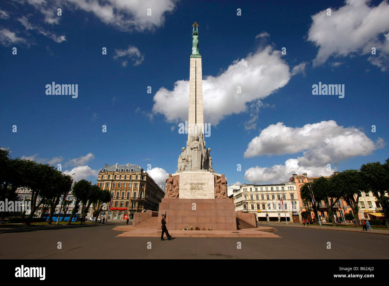Durante il giorno la libertà Memorial è vegliato da una guardia d'onore, Riga, Lettonia, Paesi Baltici Foto Stock