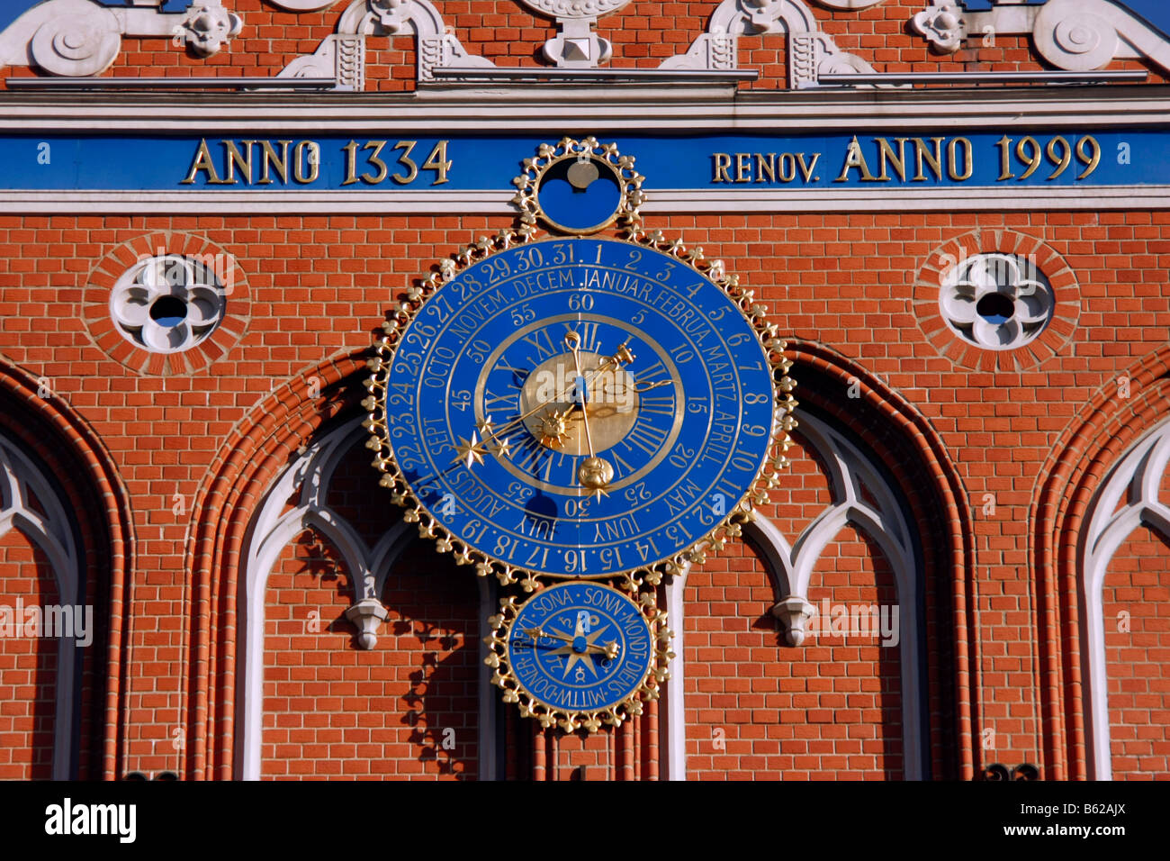 Orologio per la Casa delle Teste Nere presso la piazza del Municipio in Riga, Lettonia, Paesi Baltici Foto Stock