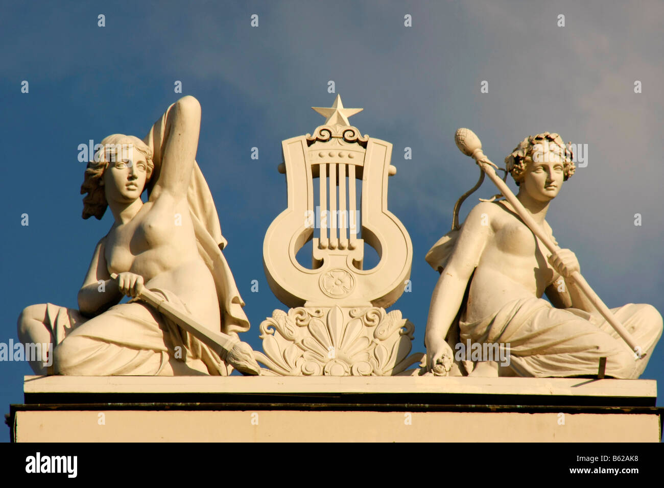 Le statue sulla sommità del Teatro Lirico Nazionale a Riga, Lettonia, Paesi Baltici Foto Stock