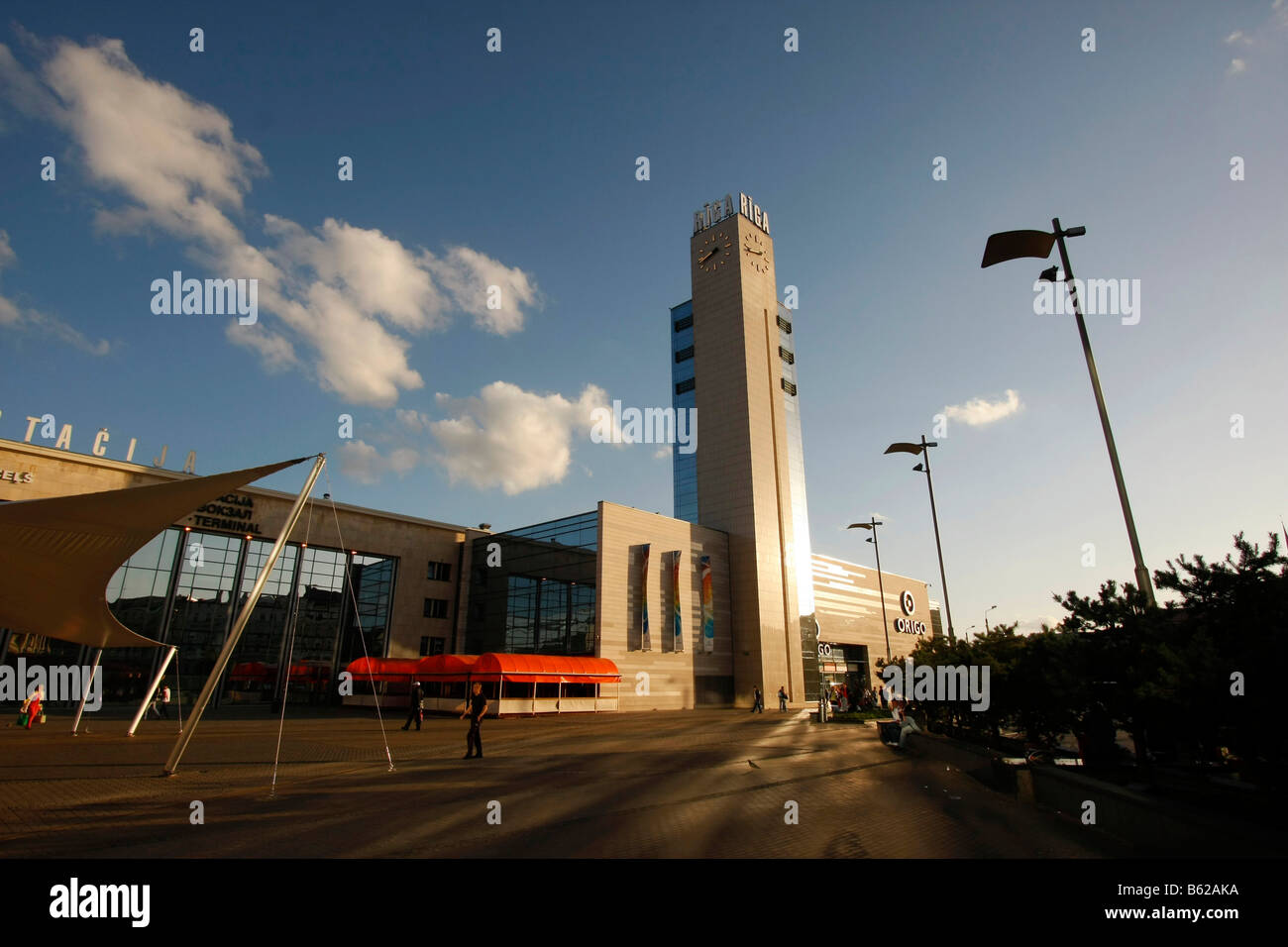 Clock Tower presso la stazione centrale, Riga, Lettonia, Paesi Baltici Foto Stock