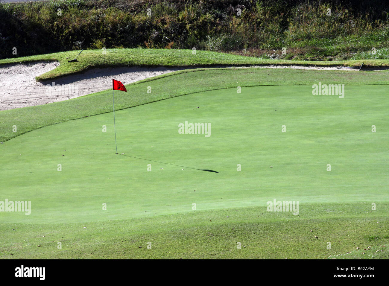 Una bandiera rossa segna il foro su un campo da golf durante la stagione autunnale di Branson Missouri Foto Stock