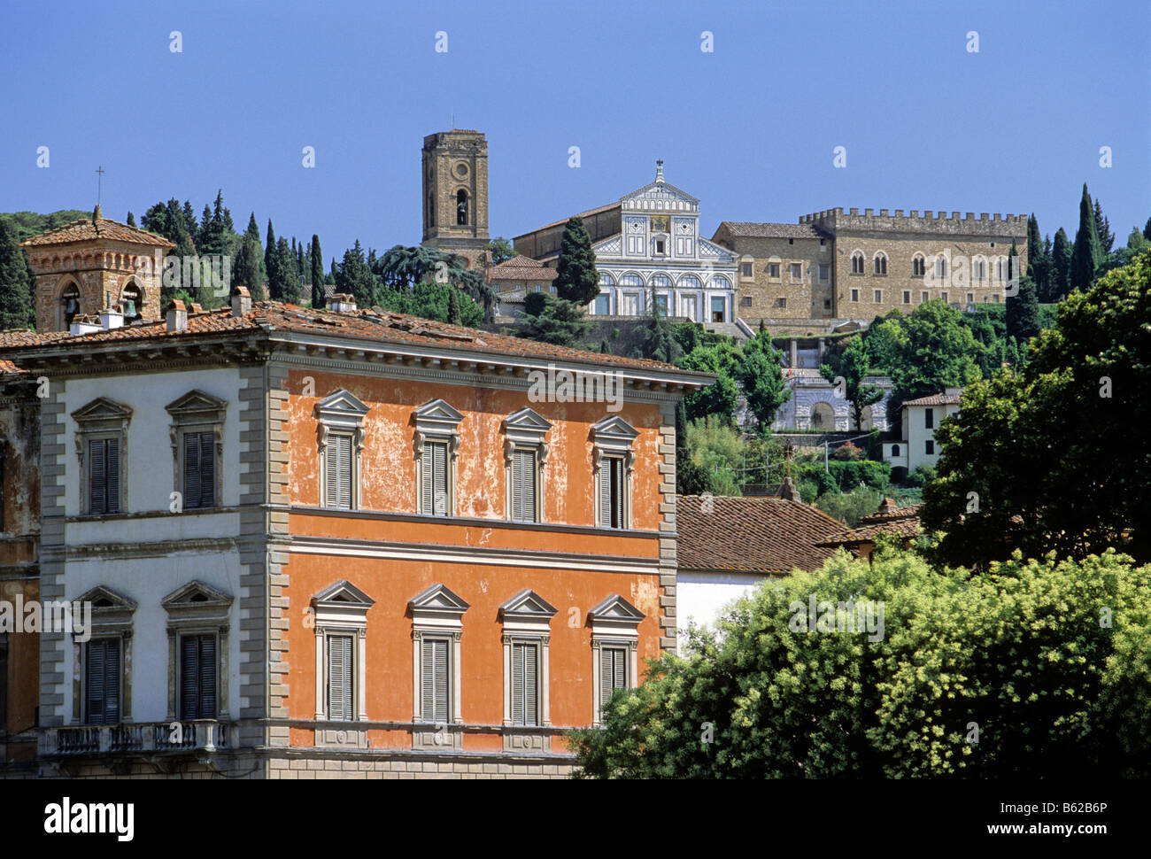 Le case di fronte al San Miniato al Monte Basilica, Florence, Firenze, Toscana, Italia, Europa Foto Stock