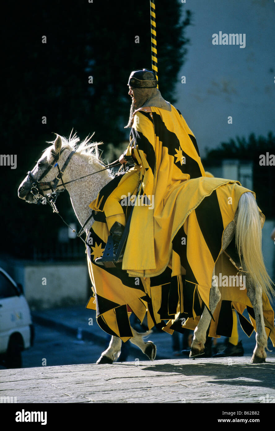 Cavaliere a cavallo nella storica Saracen Joust di Arezzo o Giostra del Saracino, in provincia di Arezzo, Toscana, Italia, Eur Foto Stock