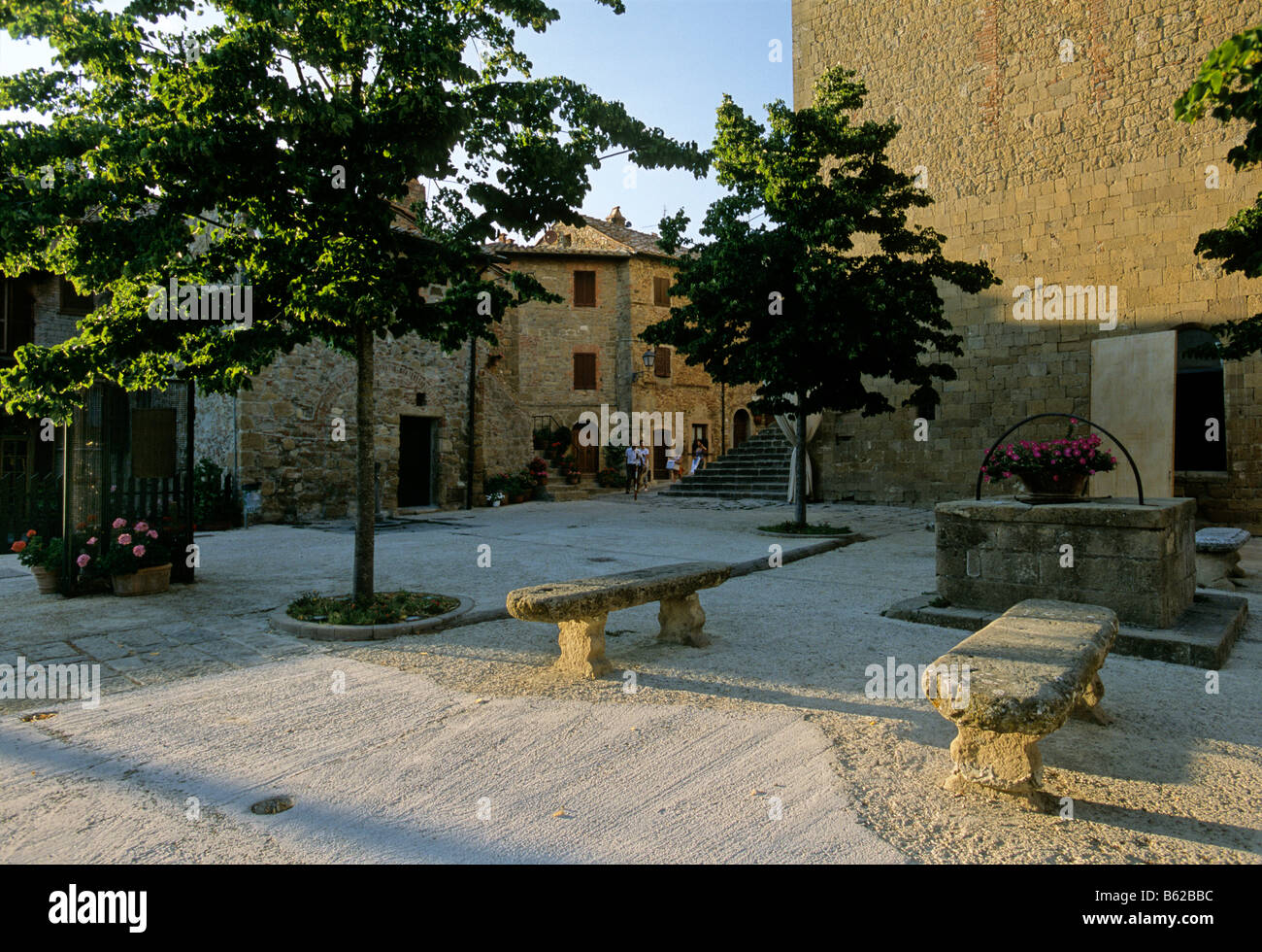 Piazza del villaggio, Monticchello, provincia di Siena, Toscana, Italia, Europa Foto Stock