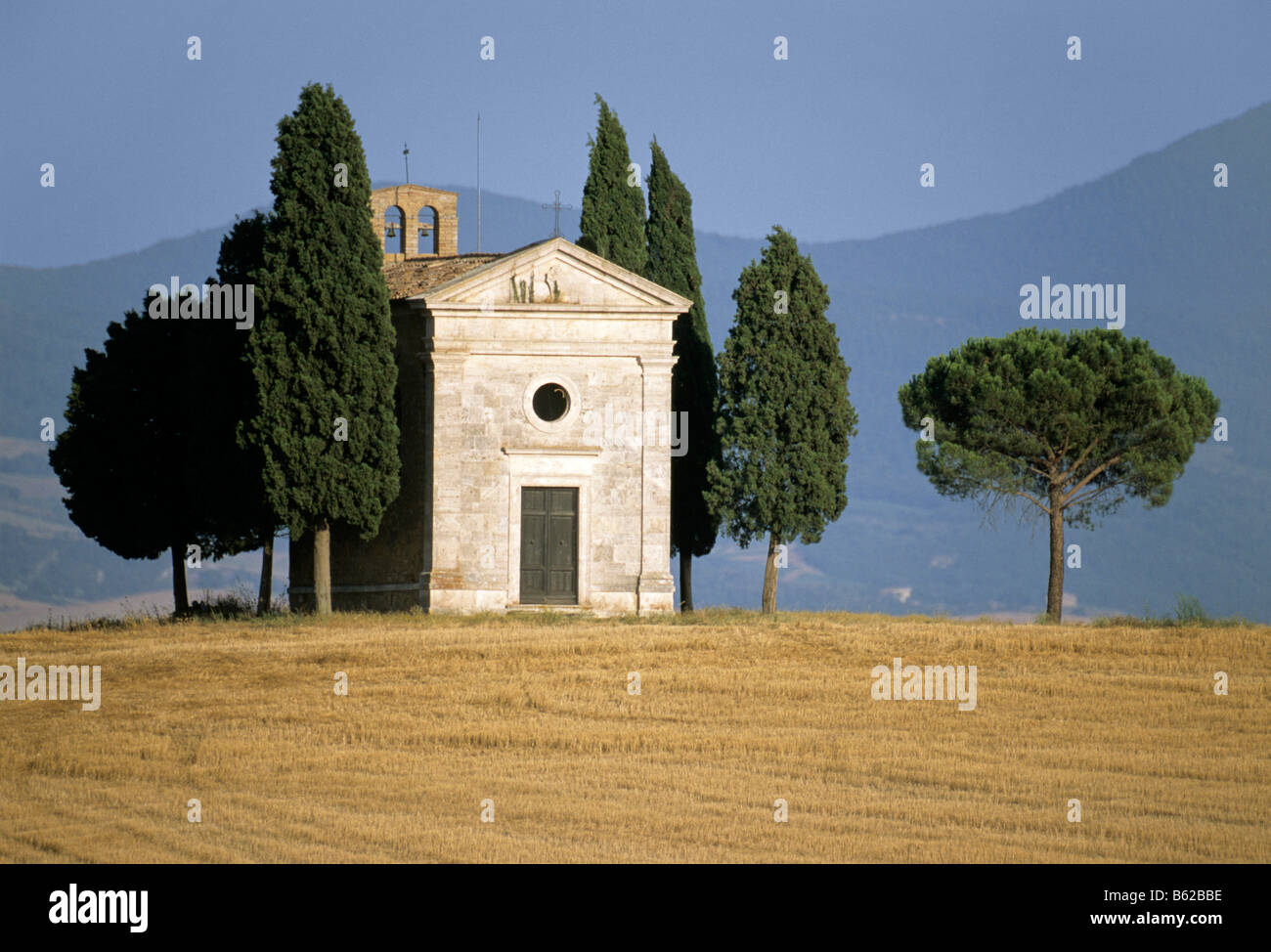 Capella di Vitaleta in Val d' Orcia nei pressi di San Quirico d'Orcia, in provincia di Siena, Toscana, Italia, Europa Foto Stock