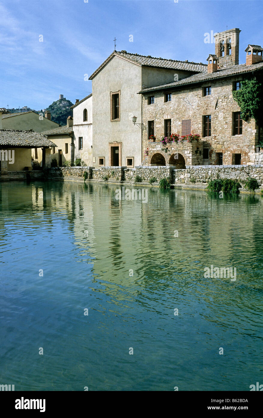 Piscina termale di Bagno Vignoni, sul retro della Rocca d'Orcia, in provincia di Siena, Toscana, Italia, Europa Foto Stock