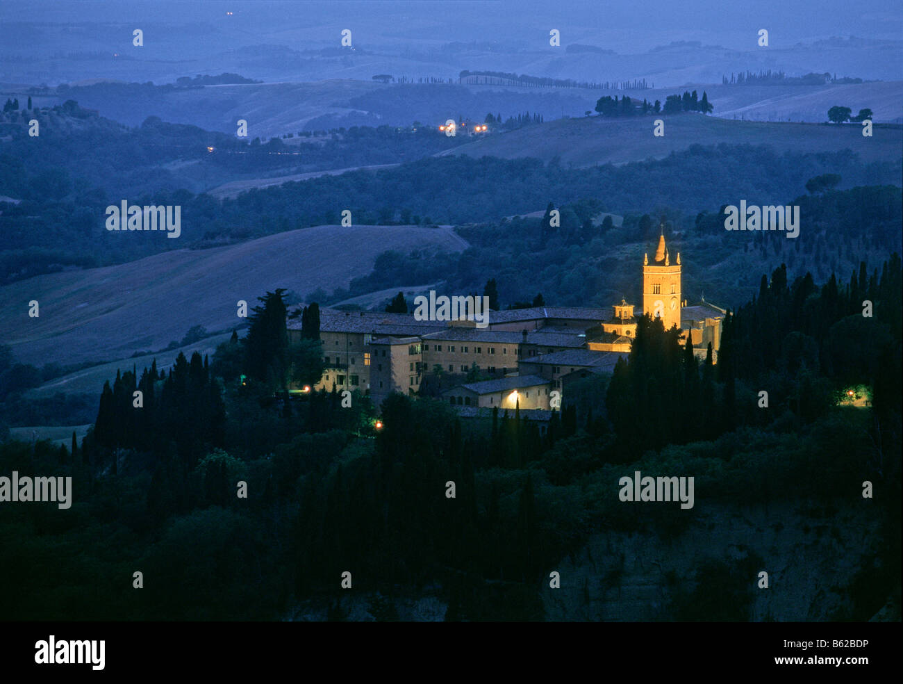 Abbazia di Abbazia di Monte Oliveto Maggiore di notte, Creta vicino a chiusure, Asciano, in provincia di Siena, Toscana, Italia, Europa Foto Stock