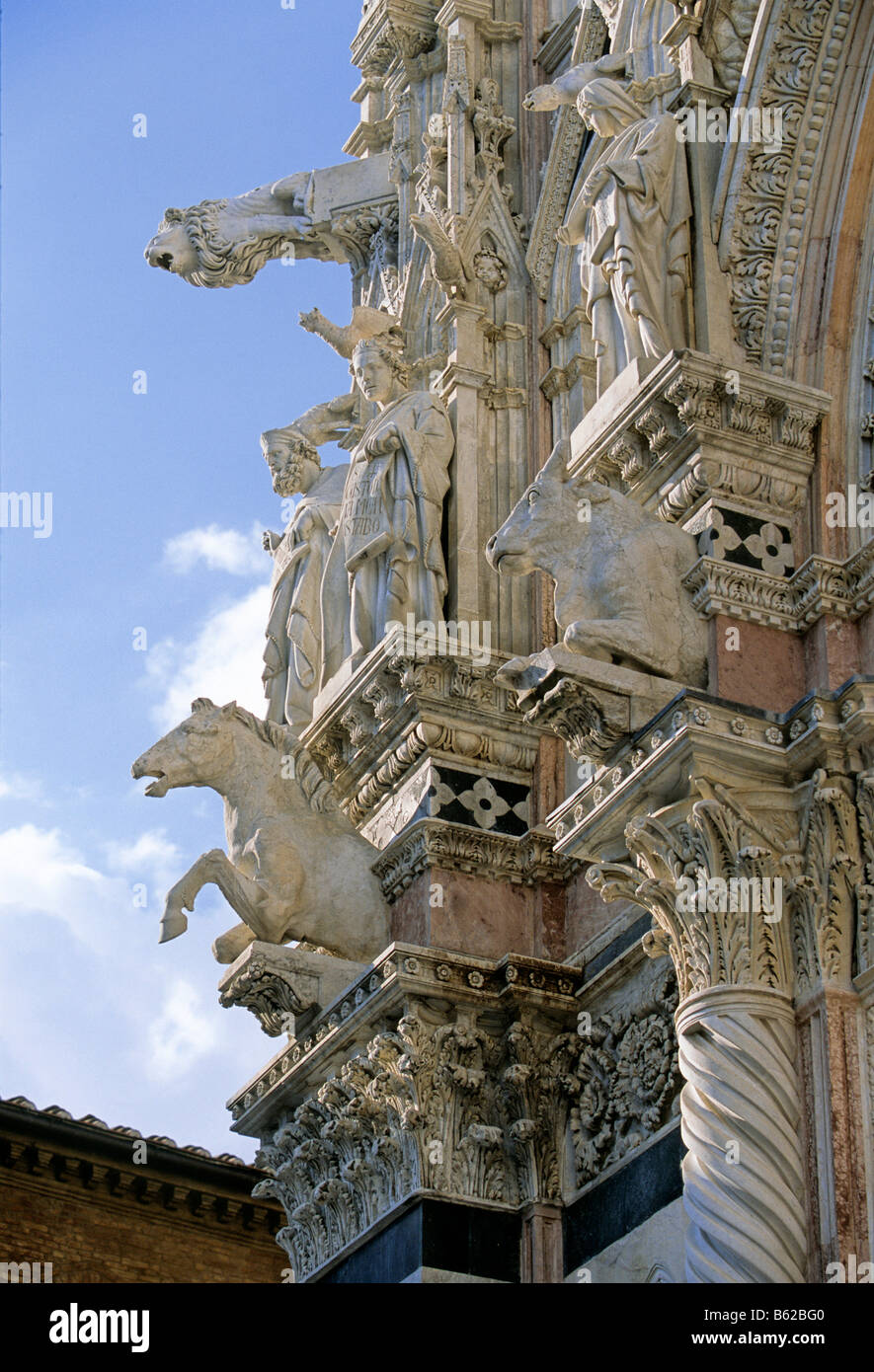 Duomo di Santa Maria Assunta, facciata, dettaglio con statue, figure di animali, Siena, Toscana, Italia, Europa Foto Stock
