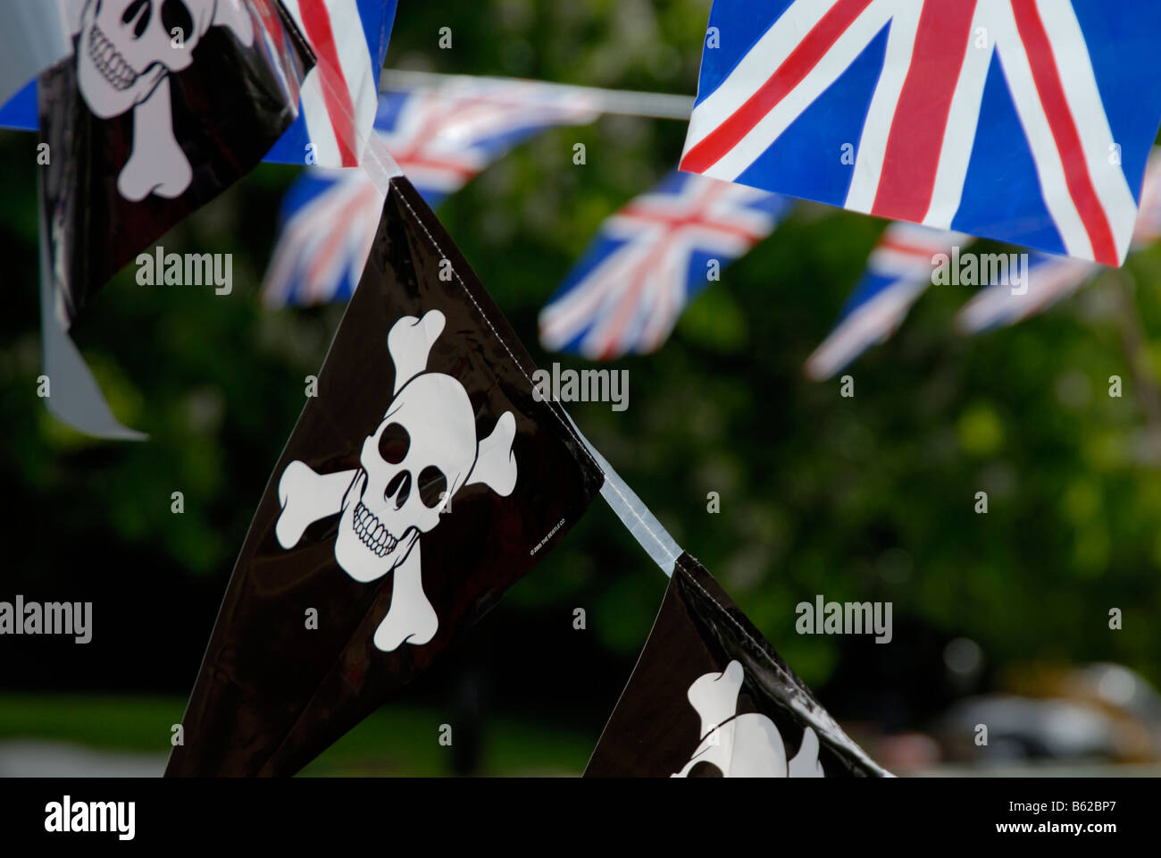 Jolly Roger pirate fiamme e Union Jack Flag infilate su un narrowboat, Little Venice, Londra, Inghilterra Foto Stock