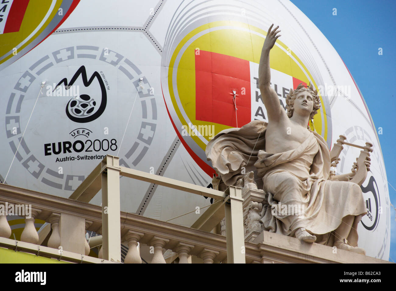 Gigante di calcio UEFA EURO 2008 sul tetto del Teatro Burgtheater di Vienna in Austria, Europa Foto Stock