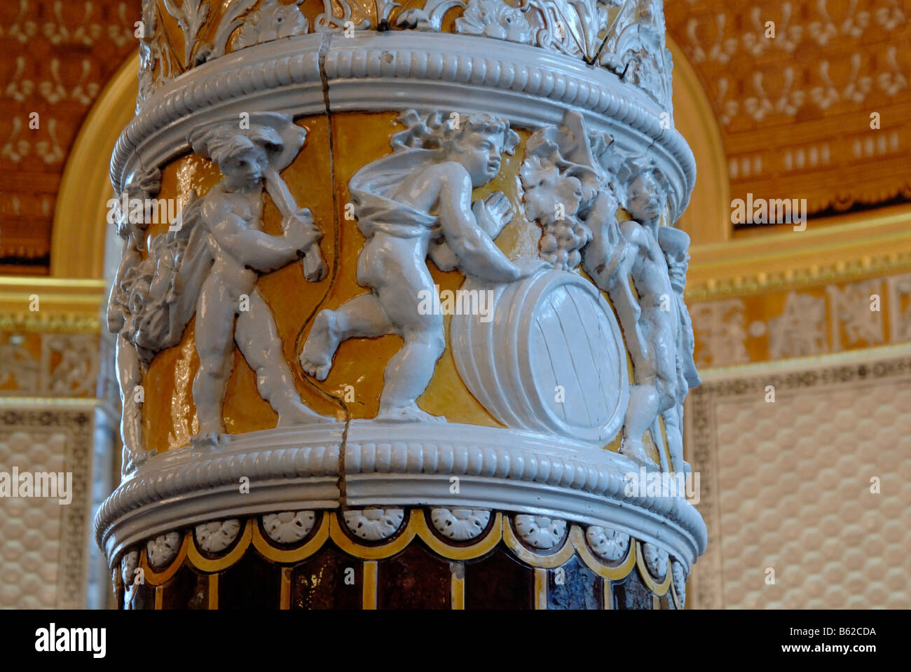 Cherubino la laminazione di una botte di vino con uve su una piastrella ceramica coperta colonna, Gamble Camera, Victoria and Albert Museum di Londra Foto Stock