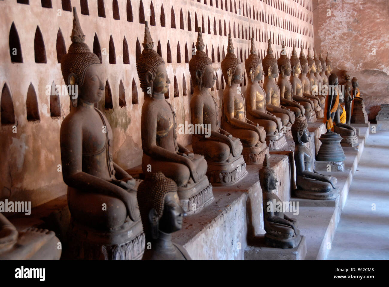 Un sacco di vecchie statue di Buddha in una fila, Wat Sisaket, Vientiane, Laos, Sud Est asiatico Foto Stock