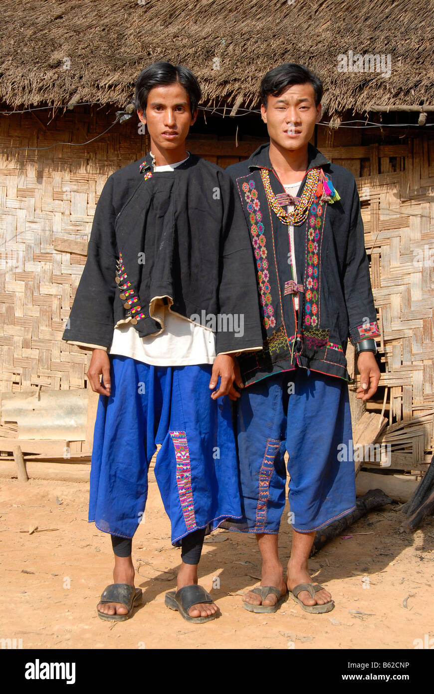 Due uomini di Lom Akha tribù, entrambi indossando vestiti tradizionali, divieto Noy, Phongsali Provincia, Laos, sud-est asiatico Foto Stock